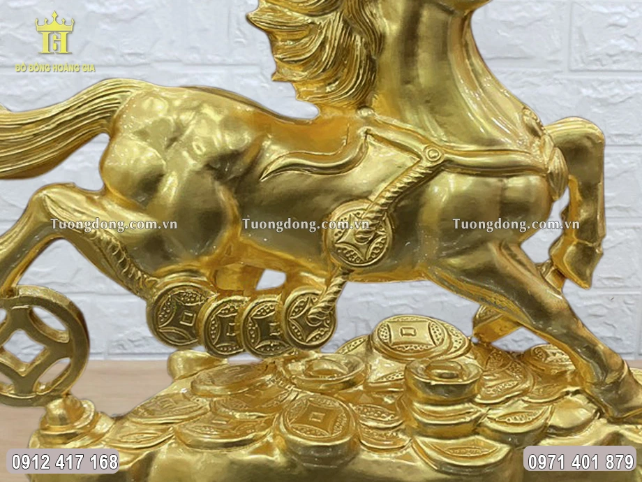 Dây tiền xu cổ vắt ngang qua mình ngựa